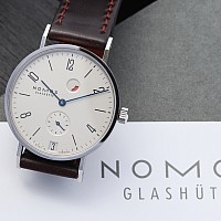 Nomos Tangente Datum Gangreserve KOMISE 420200023