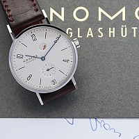 Nomos Tangente Datum Gangreserve KOMISE 420200023